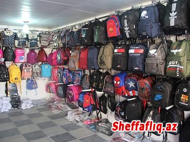 Göyçay bazarında məktəb çantaları 5 manatdan başlayaraq alıcılara təklif olunur - FOTO