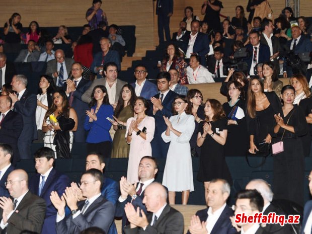 Birinci vitse-prezident Mehriban Əliyeva İkinci Nəsimi-şeir, incəsənət və mənəviyyat Festivalının qala-tamaşasında iştirak edib - FOTO