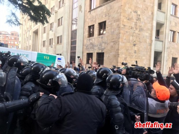 Tbilisidə etirazçılar parlament binasını mühasirəyə ALDILAR