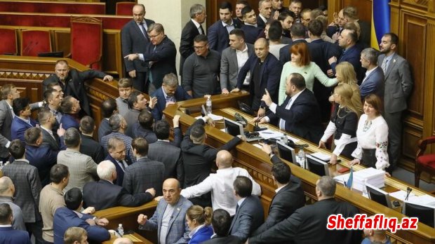 Ukrayna parlamentində qarşıdurma - Keçmiş Baş nazir aranı qarışdırdı