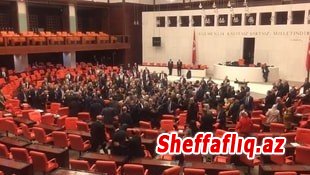 Türkiyə parlamentində deputatlar əlbəyaxa olublar- FOTO