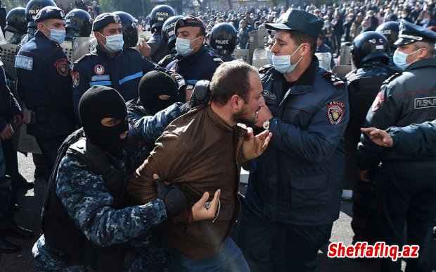 Yerevanda polis etirazçıları tutur