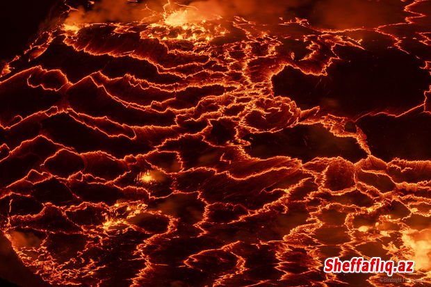“Cəhənnəmdən” birbaşa yayım: Vulkan püskürməsi kraterin içindən çəkildi