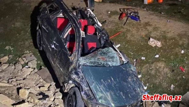 Bakıda ağır qəza: İki avtomobilə çırpılan "Opel" dərəyə aşdı, sürücü öldü