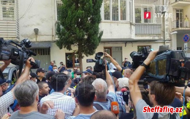 Qaribaşvilinin evinin qarşısında aksiya keçirildi
