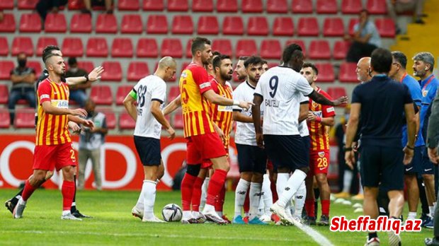 Son xəbər: Kayserispor - Adana Demirspor matçında sahə qarışdı! Hikmət Karaman və Younes Belhanda mübahisə etdi