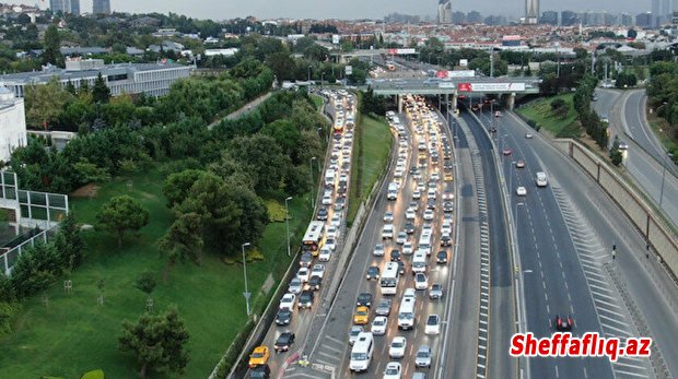 Məktəblər açıldı, İstanbul trafikində tıxac başladı