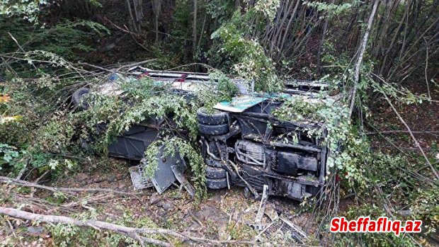 Samsunda sərnişin avtobusu 150 metrdən dərəyə yuvarlandı: Ölən və yaralananlar var