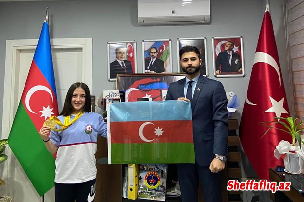 İrəvanda Avropa çempionu olan Cansu Bektaşa Azərbaycan bayrağı təqdim edildi - FOTO