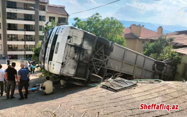 Türkiyədə tur avtobusu aşıb, 3-ü ağır olmaqla 26 nəfər yaralanıb