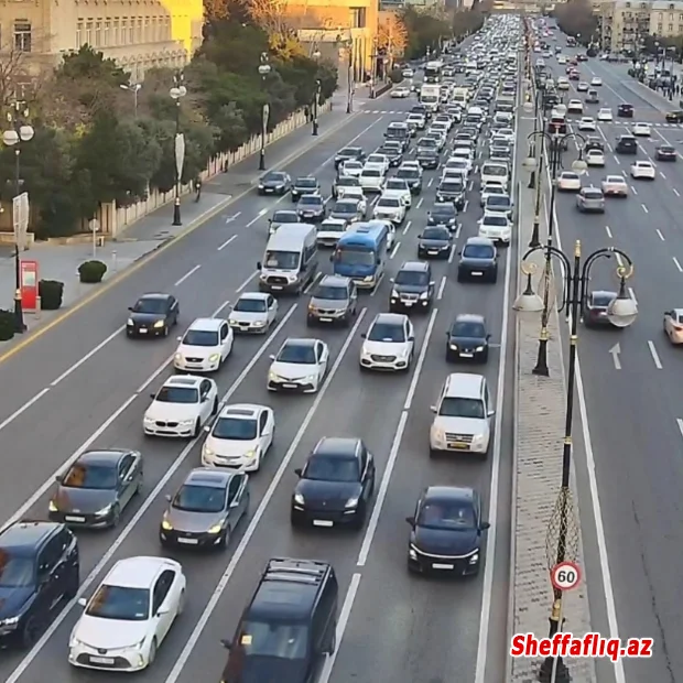 Bakının bir sıra yollarında nəqliyyatın sıxlığı yaranıb. Bakının bir sıra yollarında nəqliyyatın sıxlığı yaranıb.