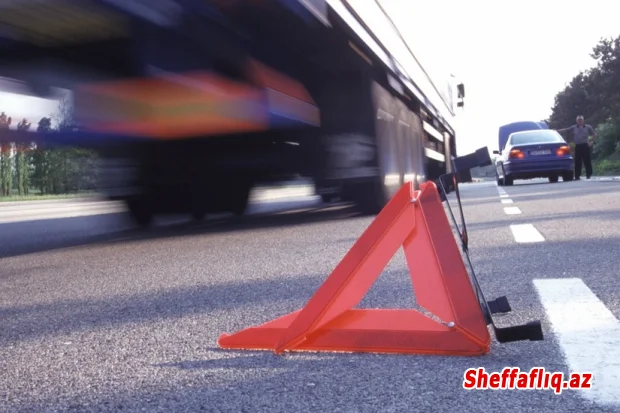 Ağcabədidə avtomobil yaşayış evinin divarına çırpılıb, ölən var