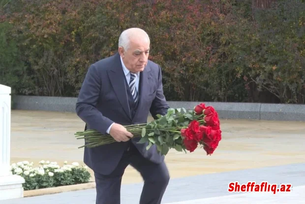 Əli Əsədov Fəxri xiyabanda Heydər Əliyevin məzarını ziyarət edib