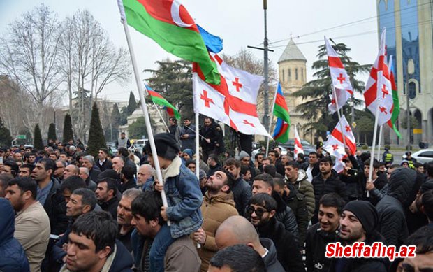Azərbaycanlılar gürcü parlamenti qarşısında aksiya keçirdilər - Fotolar