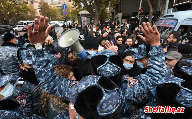 Yerevanın "Yerablur" hərbi panteonunda bu gün hökumət tərəfindən keçirilən matəm yürüşündə toqquşmalar olub.