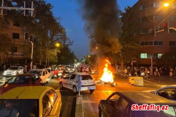 İranda etirazlar qızışdı: polisin maşınını yandırdılar