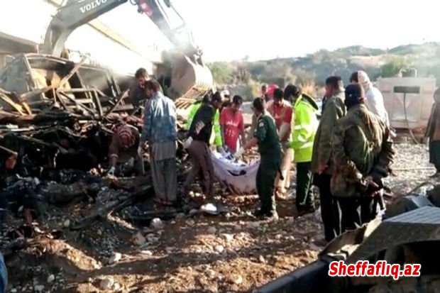 Pakistanda avtobus qəza nəticəsində yanıb, 41 nəfər ölüb