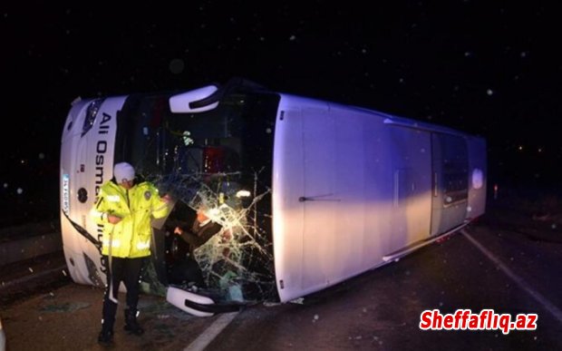 Türkiyədə sərnişin daşıyan avtobusun aşması nəticəsində 30 nəfər yaralanı