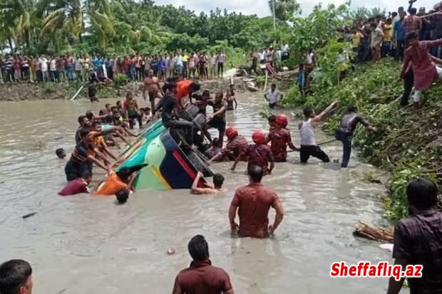 Banqladeşdə sərnişin avtobusu gölməçəyə düşdü: Azı 17 nəfər öldü