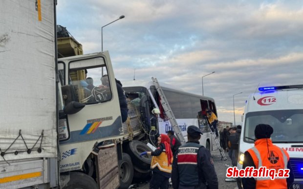 Türkiyənin Konya şəhərində yük maşını ilə sərnişin avtobusu yolda dayanmış TIR-a çırpılıb.