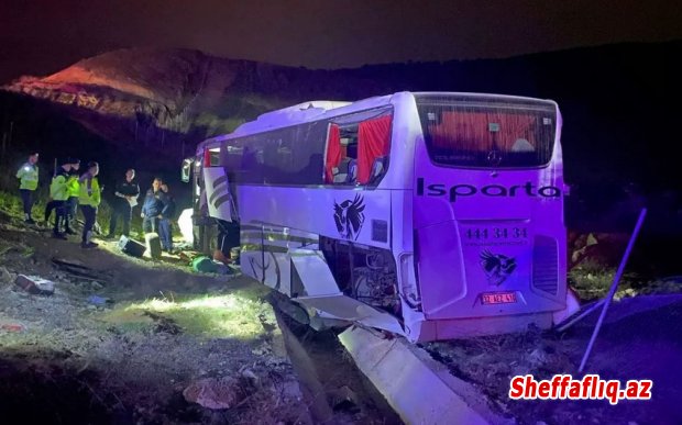 Türkiyədə avtobus aşıb, ölən və yaralananlar var Türkiyədə avtobus aşıb, ölən və yaralananlar var