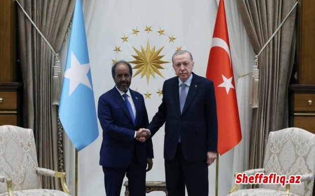 Türkiyə Prezidenti Rəcəb Tayyib Ərdoğan Ankarada Somalidən olan həmkarı Hasan Şeyx Mahmudla görüşüb. Türkiyə Prezidenti Rəcəb Tayyib Ərdoğan Ankarada Somalidən olan həmkarı Hasan Şeyx Mahmudla görüşüb.