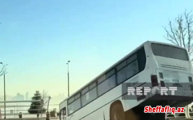 Bakıda marşrut avtobusu maneəyə çırpılıb Bakıda marşrut avtobusu maneəyə çırpılıb