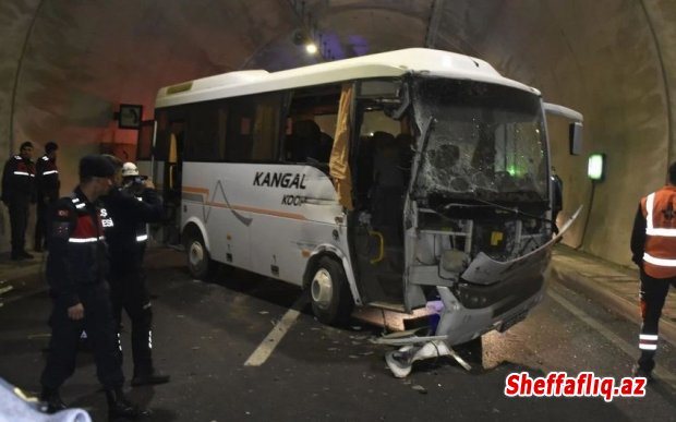 Türkiyənin Sivas şəhərinin Ulaş rayonunda mikroavtobus ilə TIR toqquşub. Türkiyənin Sivas şəhərinin Ulaş rayonunda mikroavtobus ilə TIR toqquşub.