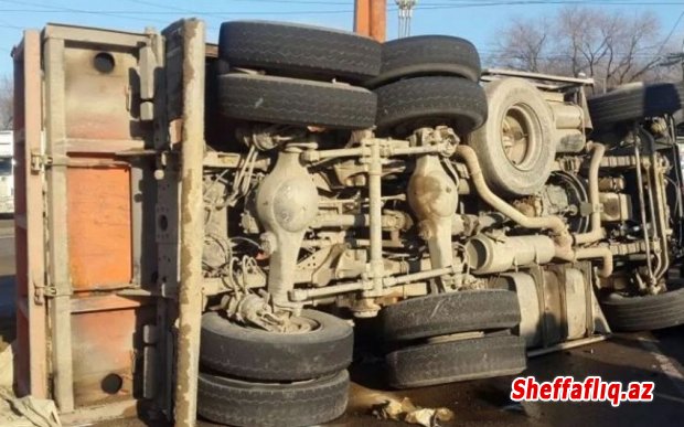 Sumqayıt şəhərində "KamAZ"ın üzərin hasar aşıb, sürücü hadisə yerində ölüb. Sumqayıt şəhərində "KamAZ"ın üzərin hasar aşıb, sürücü hadisə yerində ölüb.