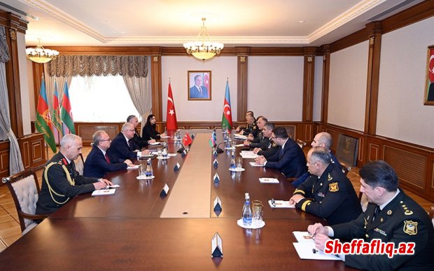 Bakıda Azərbaycan və Türkiyə müdafiə nazirləri görüşüb Bakıda Azərbaycan və Türkiyə müdafiə nazirləri görüşüb