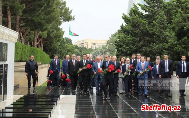 XİN rəhbərliyi Şəhidlər xiyabanını ziyarət edib