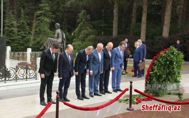 XİN rəhbərliyi Fəxri xiyabanı ziyarət edib