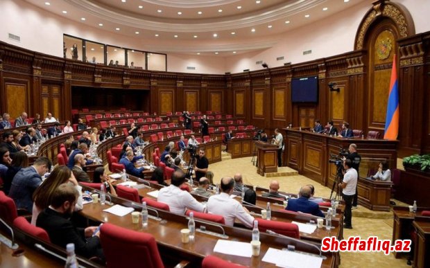 Rusiya ilə münasibətlər Ermənistan parlamentində deputatlar arasında mübahisə yaradıb Rusiya ilə münasibətlər Ermənistan parlamentində deputatlar arasında mübahisə yaradıb