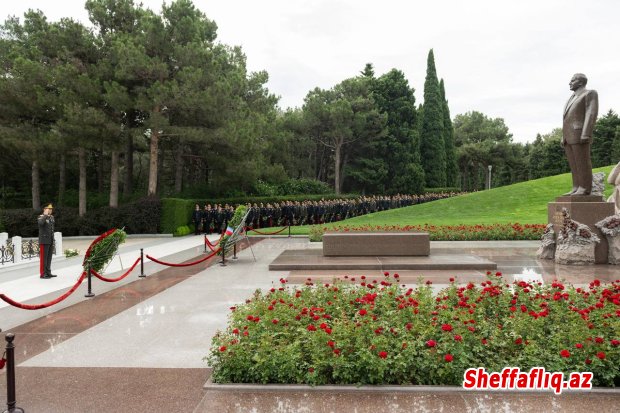 DİN rəhbərliyi Heydər Əliyevin məzarını ziyarət edib DİN rəhbərliyi Heydər Əliyevin məzarını ziyarət edib