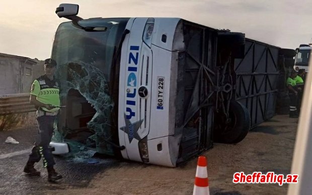 İstanbulda avtobus aşıb, üç nəfər ölüb, 20 nəfər xəsarət alıb