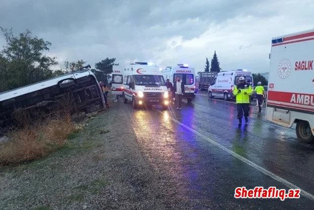 Türkiyənin Denizli vilayətində avtobusun aşması nəticəsində bir nəfər ölüb, 32 nəfər yaralanıb. Türkiyənin Denizli vilayətində avtobusun aşması nəticəsində bir nəfər ölüb, 32 nəfər yaralanıb.