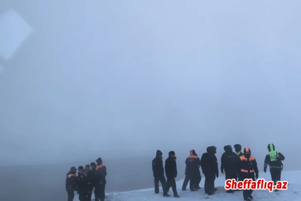 Rusiyanın Yakutsk şəhərində avtomobil buzun altına düşüb.