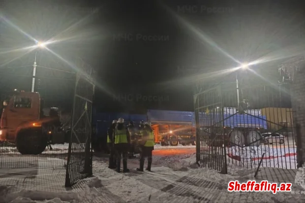 Rusiyanın Murmansk vilayətinin Olenoqorsk şəhərindəki neft bazasında təxminən 80 ton neft məhsulu dağılıb.