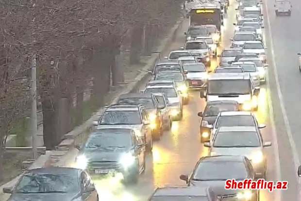 Bakının bir sıra yollarında nəqliyyatın sıxlığı müşahidə olunur