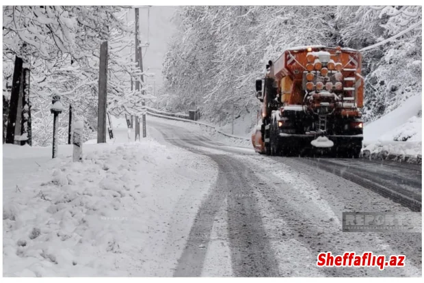 Qaxda qarın hündürlüyü 30 sm-ə çatıb, yollar xüsusi texnika ilə təmizlənir