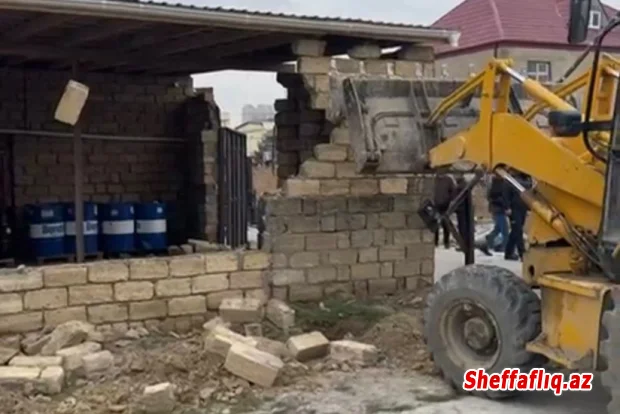 Xocəsəndə qanunsuz tikili sökülüb