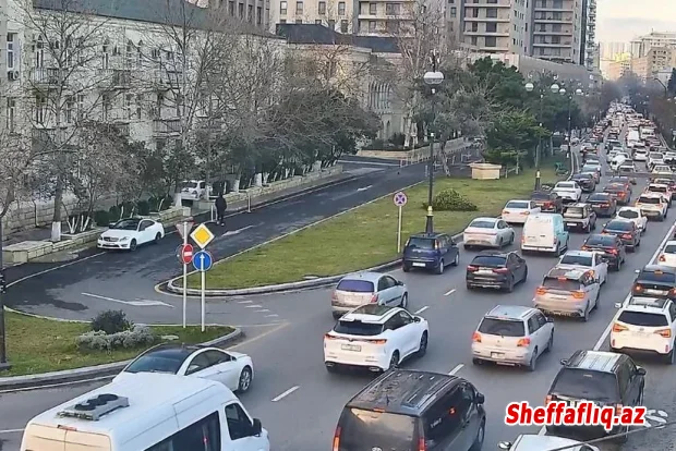 Bakının bir sıra yollarında nəqliyyatın sıxlığı müşahidə olunur.