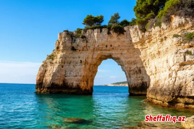 Adriatik dənizi sahilindəki "Sevgililər Tağı" qayası kəskinli hava şəraiti səbəbindən uçub.