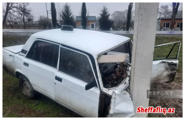 Oğuzda işıq dirəyinə çırpılan avtomobil hissələrə parçalanıb