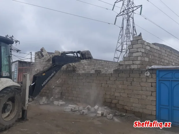 Buzovnada qanunsuz tikili sökülüb