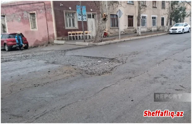 Gəncənin bəzi yolları bərbad vəziyyətə düşüb, icra hakimiyyəti "mərhələli təmir" vədi verib Gəncənin bəzi yolları bərbad vəziyyətə düşüb, icra hakimiyyəti "mərhələli təmir" vədi verib