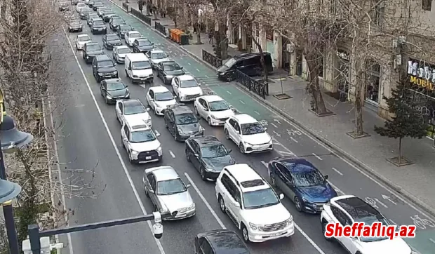 Bakıda 14 istiqamətdə tıxac müşahidə olunur Bakıda 14 istiqamətdə tıxac müşahidə olunur