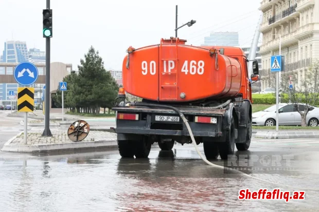 8 noyabr prospektində yağışın yaratdığı fəsadlar aradan qaldırılır 8 noyabr prospektində yağışın yaratdığı fəsadlar aradan qaldırılır