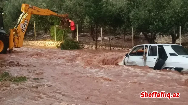 Adanada leysan yağışları daşqına səbəb olub, ölən var