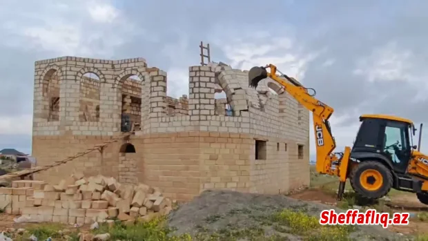 Gəncədə qanunsuz inşa olunan tikililər sökülüb.